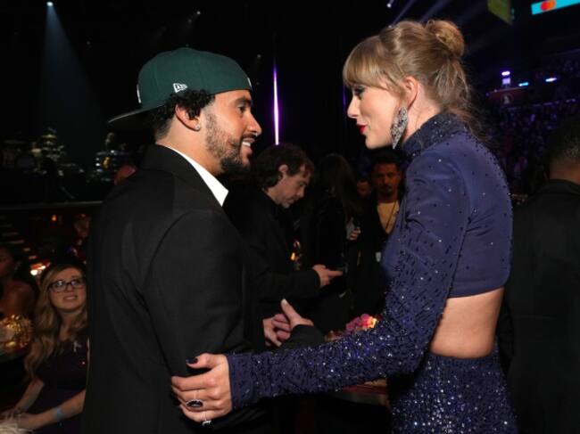 Bad Bunny y Taylor Swift charlando en los Premios Grammy 2023