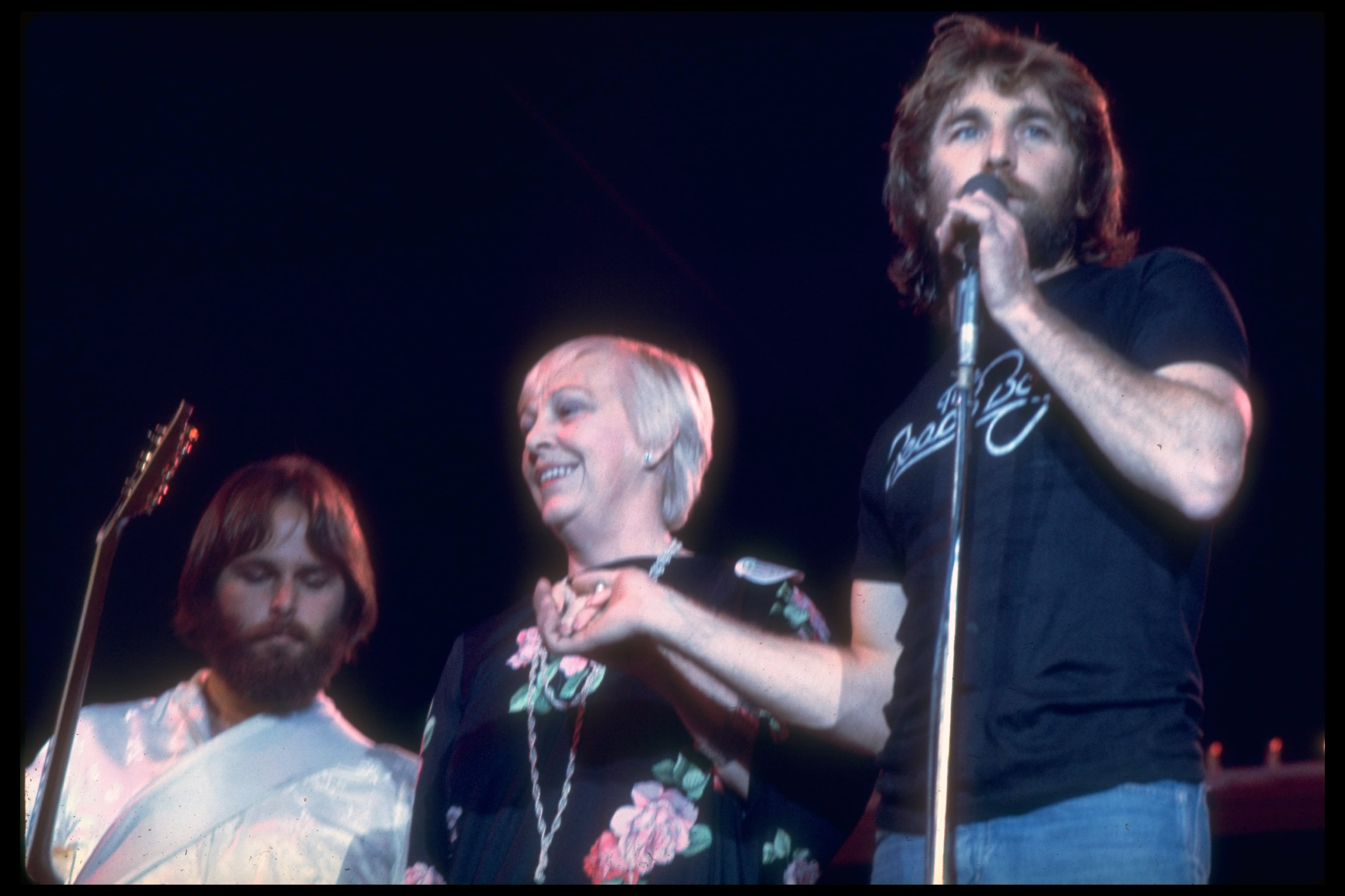 Carl Wilson y Dennis Wilson de los Beach Boys con su madre en un concierto de 1976