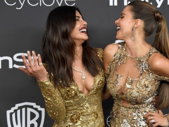 Sofía Vergara (dcha.) y Priyanka Chopra se parten en un photocall de los Globos de Oro 2017