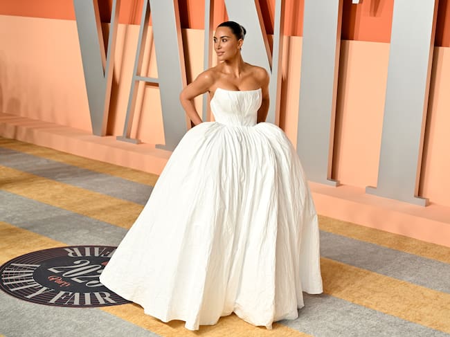 Kim Kardashian posando en la alfombra roja de la fiesta a cargo de Vanity Fair después de los Premios Oscar 2025