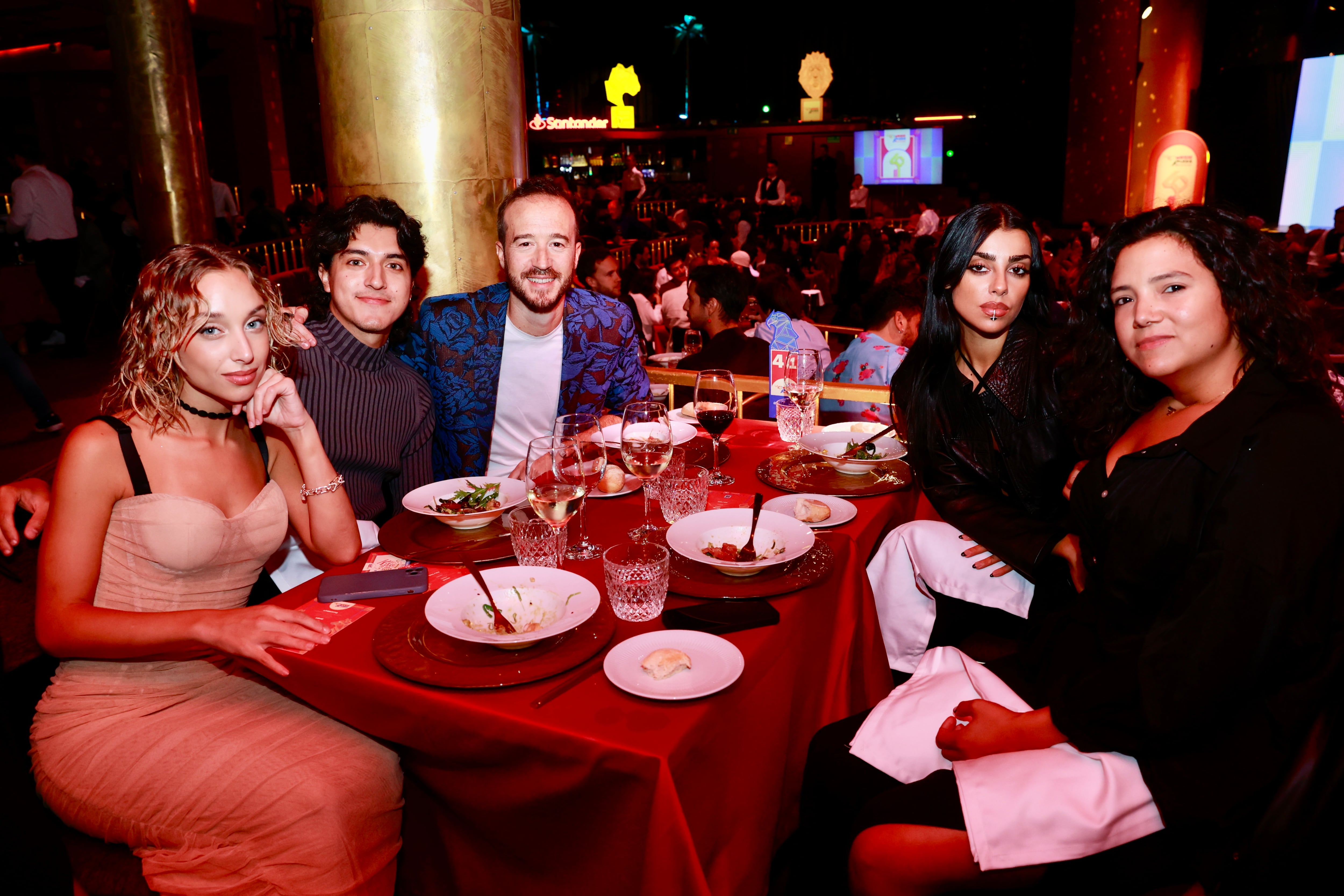 Mónica Mara, Jesús Taltavull y Paula Cendejas en la cena de nominados de LOS40 Music Awards Santander 2023 / Foto: Jorge París y Elena Buenavista