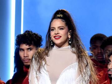 ‘MALAMENTE’ CUMPLE CUATRO AÑOS: REPASAMOS LAS ACTUACIONES MÁS ICÓNICAS DE ROSALÍA CANTANDO ESTE ÉXITO