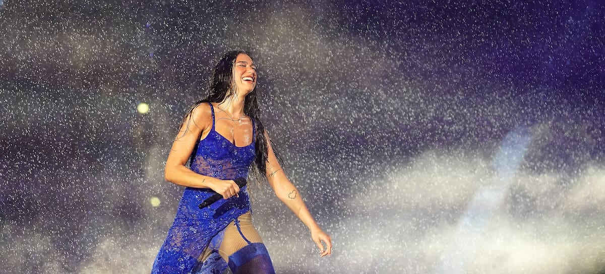 Dua Lipa actuando en el escenario durante su gira 'Radical Optimism' en Anfield el 24 de junio de 2025 en Liverpool, Inglaterra.