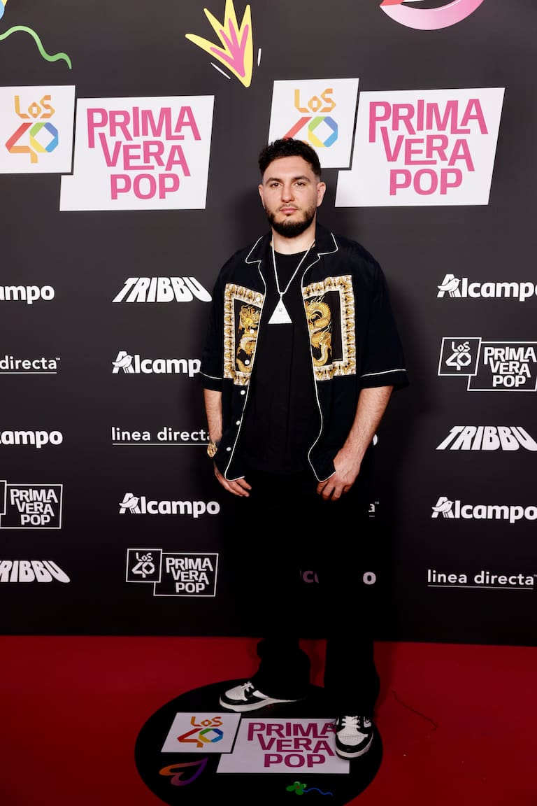 Omar Montes ha lucido muy Versace en la alfombra de LOS40 Primavera Pop 2026 con esta camisa abierta en dorado.