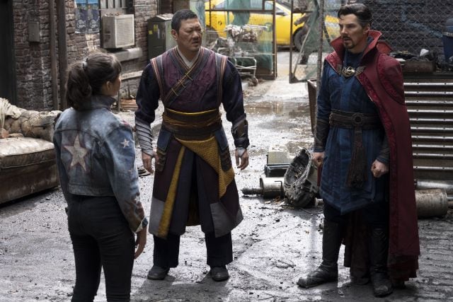 America Chávez, Wong y Doctor Strange en una de las escenas iniciales de la película.