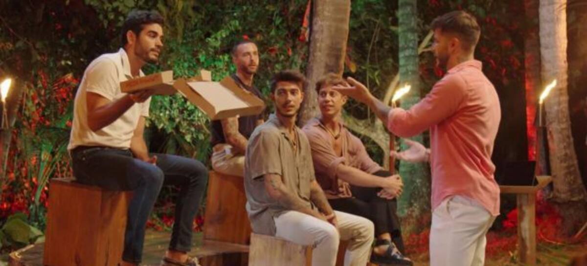 Napoli le lleva pizza a Adrián en la hoguera de 'La isla de las tentaciones'.