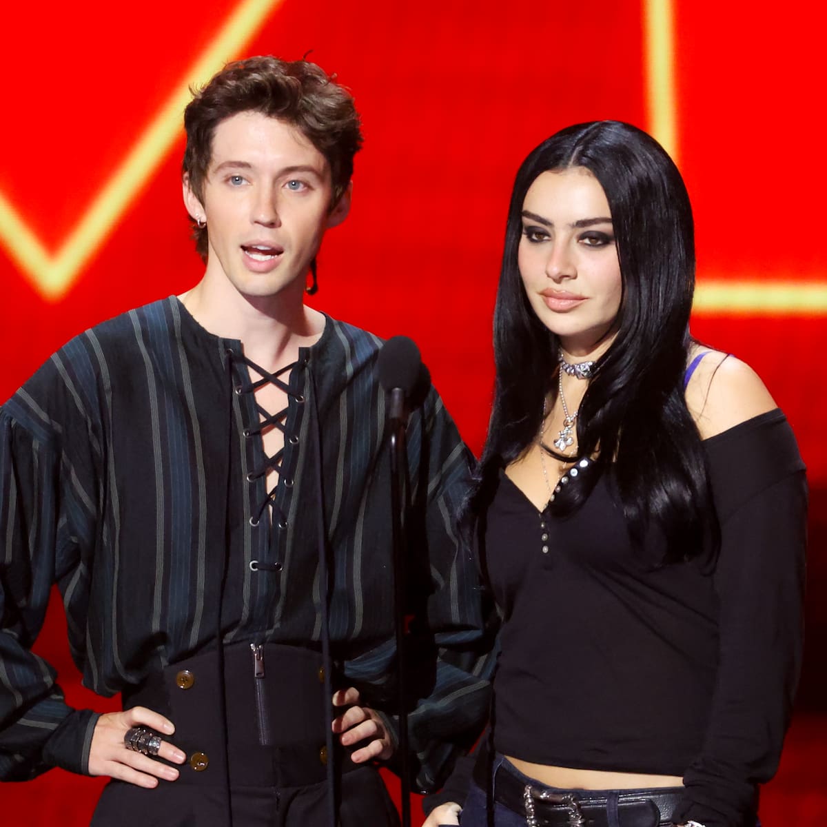 Así suena 'Le Boy', la canción de 'She's The Best' que Troye Sivan ha estrenado por sorpresa en el último concierto de Charli XCX