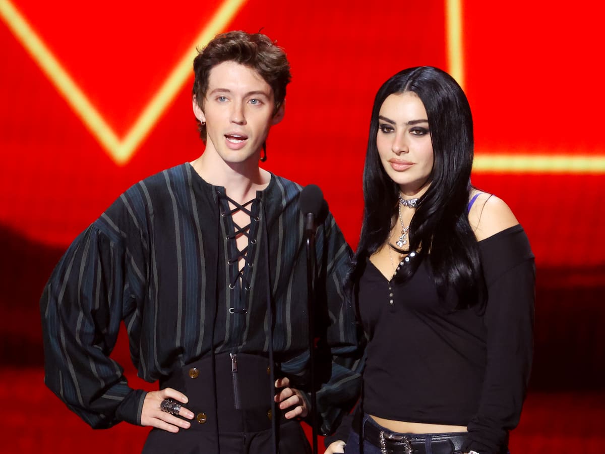 Así suena 'Le Boy', la canción de 'She's The Best' que Troye Sivan ha estrenado por sorpresa en el último concierto de Charli XCX