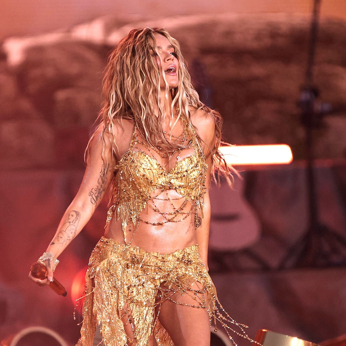 Karol G sufre una agresión por parte de un fan en mitad de su concierto: "No le suelta el brazo y sigue cantando"