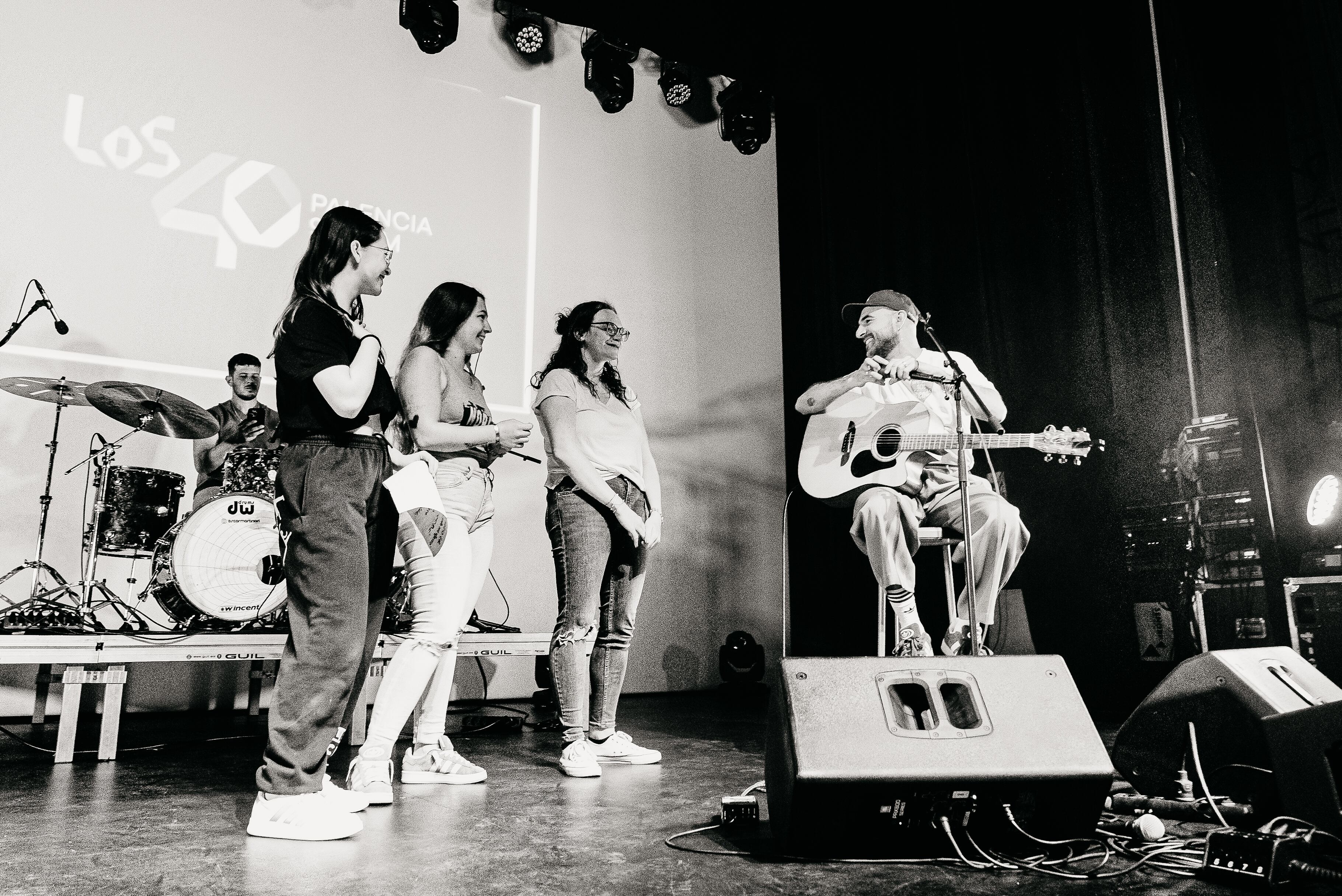 Varias fans de Nil tuvieron la fortuna de subir al escenario y compartir un momento con él.