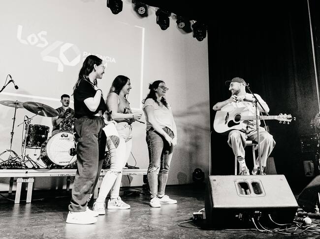 Varias fans de Nil tuvieron la fortuna de subir al escenario y compartir un momento con él.