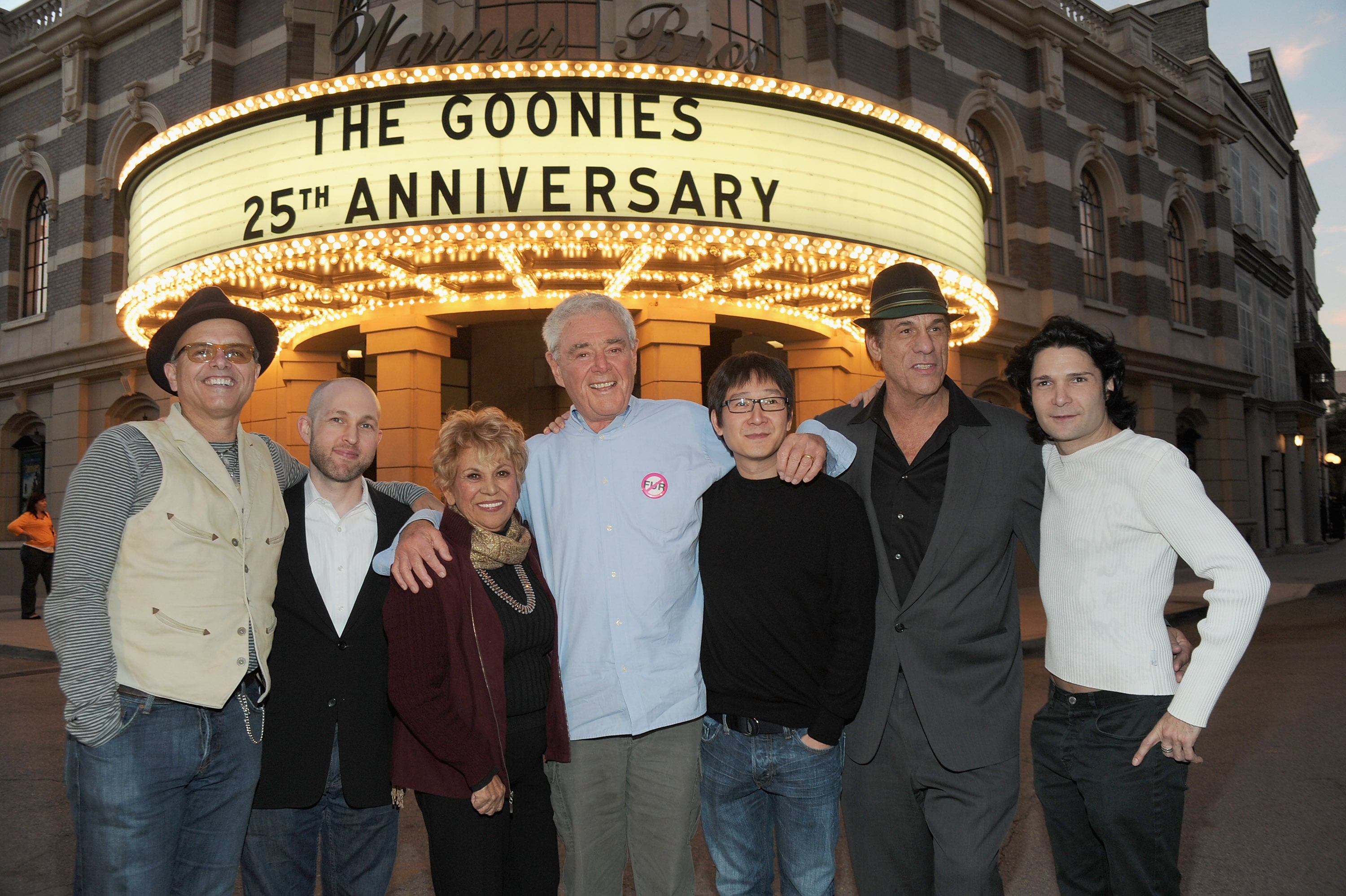 Joe Pantoliano, Jeff Cohen, Lupe Ontiveros, Richard Donner, Ke Huy Quan, Robert Davi y Corey Feldman durante el 25 aniversario de Los Goonies en 2010.