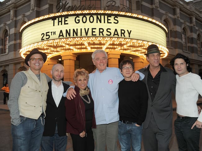 Joe Pantoliano, Jeff Cohen, Lupe Ontiveros, Richard Donner, Ke Huy Quan, Robert Davi y Corey Feldman durante el 25 aniversario de Los Goonies en 2010.