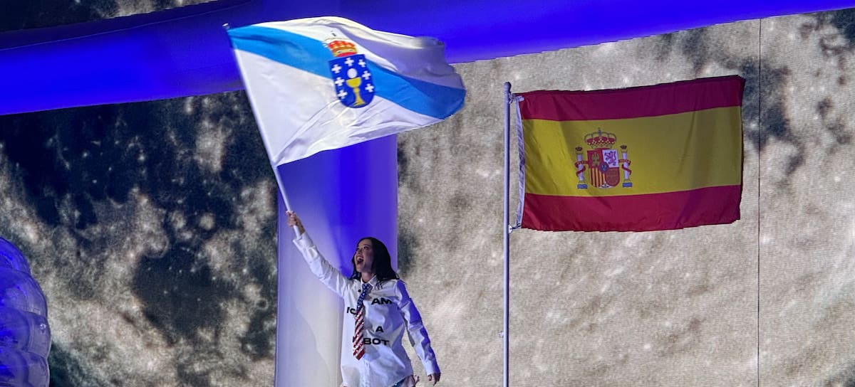 Katy Perry en O Son Do Camiño con las banderas de Galicia y España.