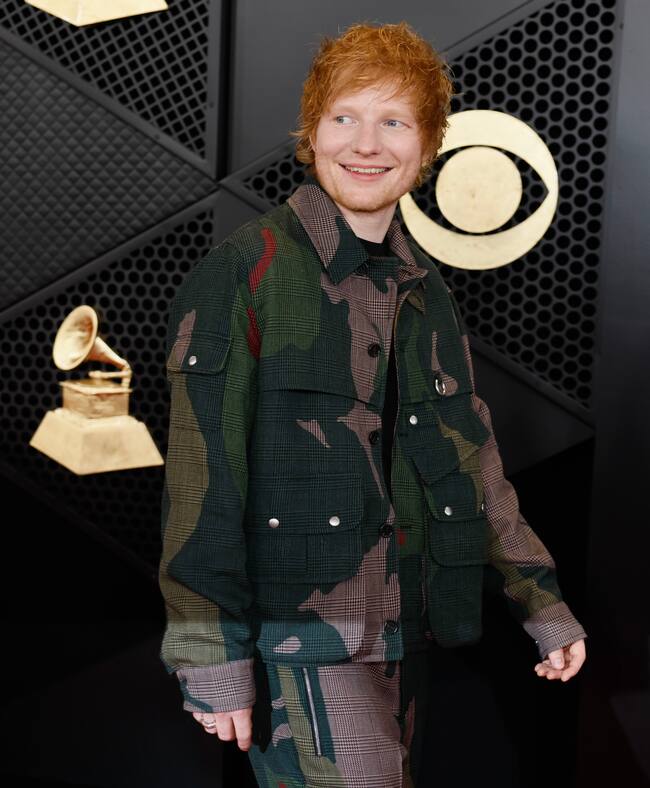 Ed Sheeran sorprendió en la alfombra roja de los Premios Grammy. Podría haber sido una noche de esmoquin negro y camisa blanca pero el británico apostó por darle un toque de color y diferente de su personalidad a los galardones de Los Ángeles.