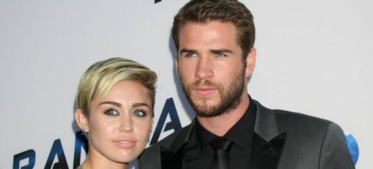 Miley y su prometido cantando arriba del auto