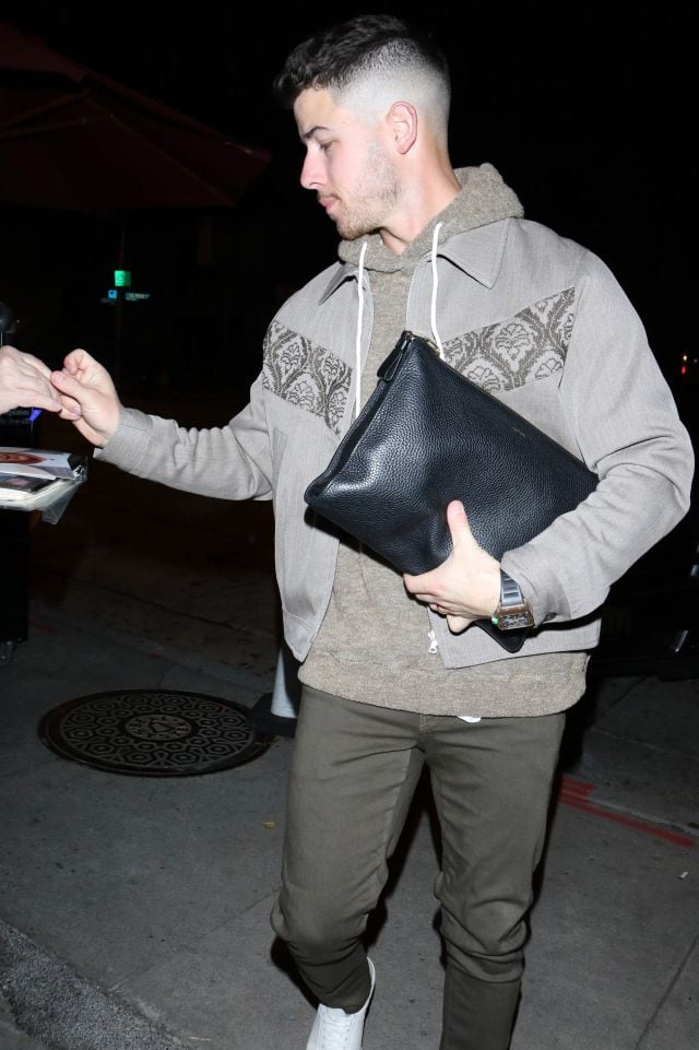 Nick Jonas, en enero de 2020. Con una mano firma autógrafos en las calles de Los Angeles (California), con la otra, sostiene su inseparable bolso.