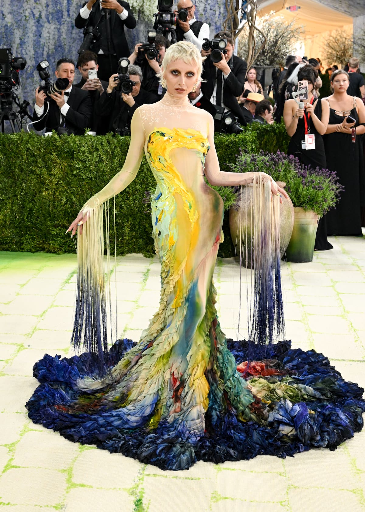 La corresponsal de Vogue se vistió de Mugler con un vestido personalizado que nos recuerda a un colorido y nostálgico lienzo.