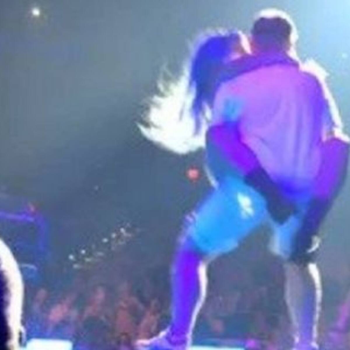 Lady Gaga se cayó del escenario por bailar con un fan
