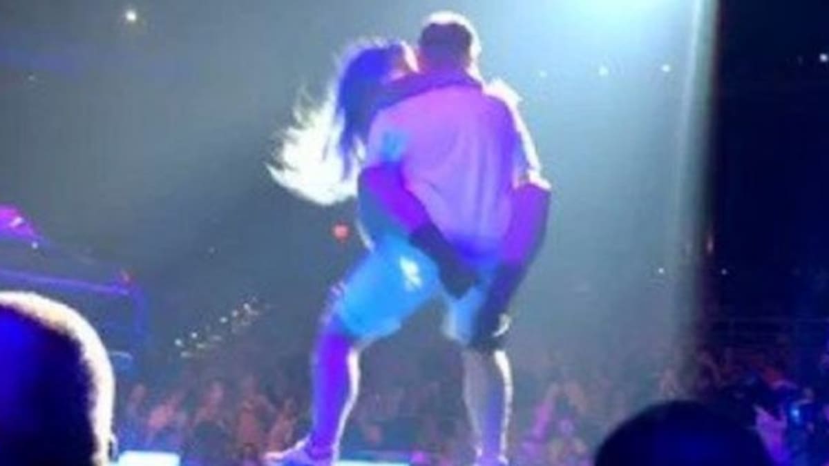 Lady Gaga se cayó del escenario por bailar con un fan