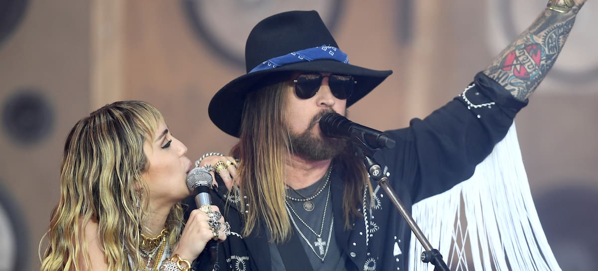 Billie Ray Cyrus y Miley Cyrus durante el Glastonbury Festival (Photo by Dave J Hogan/Getty Images)