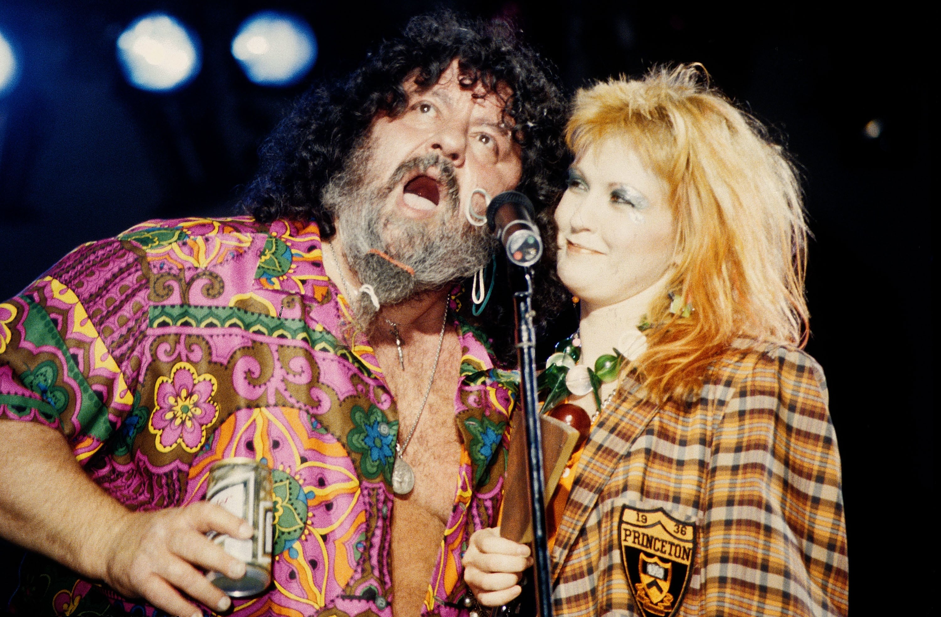 Lou Albano cantando en un show de Cyndi Lauper en septiembre de 1984 en Nueva York.