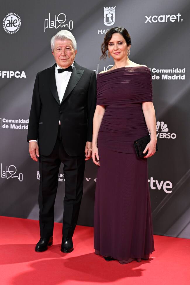 Se ha celebrado la XII edición de los Premios Platino de Cine Iberoamericano que, tras pasar por México el año pasado, han vuelto a Madrid. Y no han faltado autoridades como Isabel Díaz Ayuso, elegante con el vestido diseñado por Vicky Martín Berrocal que ha lucido junto a Enrique Cerezo.