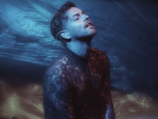 Agoney en el escenario de 'Libertad: Un Viaje Íntimo".