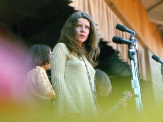 Janis Joplin cantando en directo en uno de sus conciertos en su gira por California.