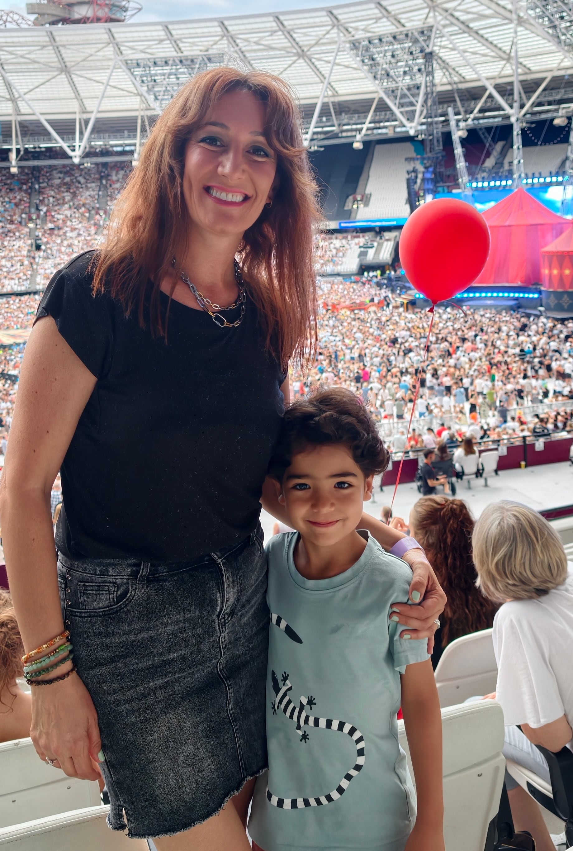 Mónica Ordóñez con su hijo Pedro en el concierto de Take That