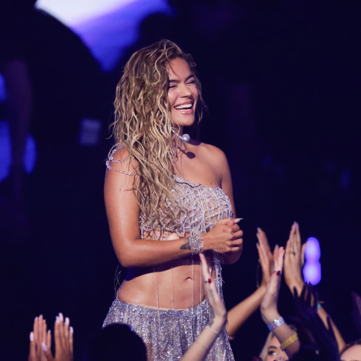 Karol G y Bruno Mars graban en directo el videoclip de ‘Still’
