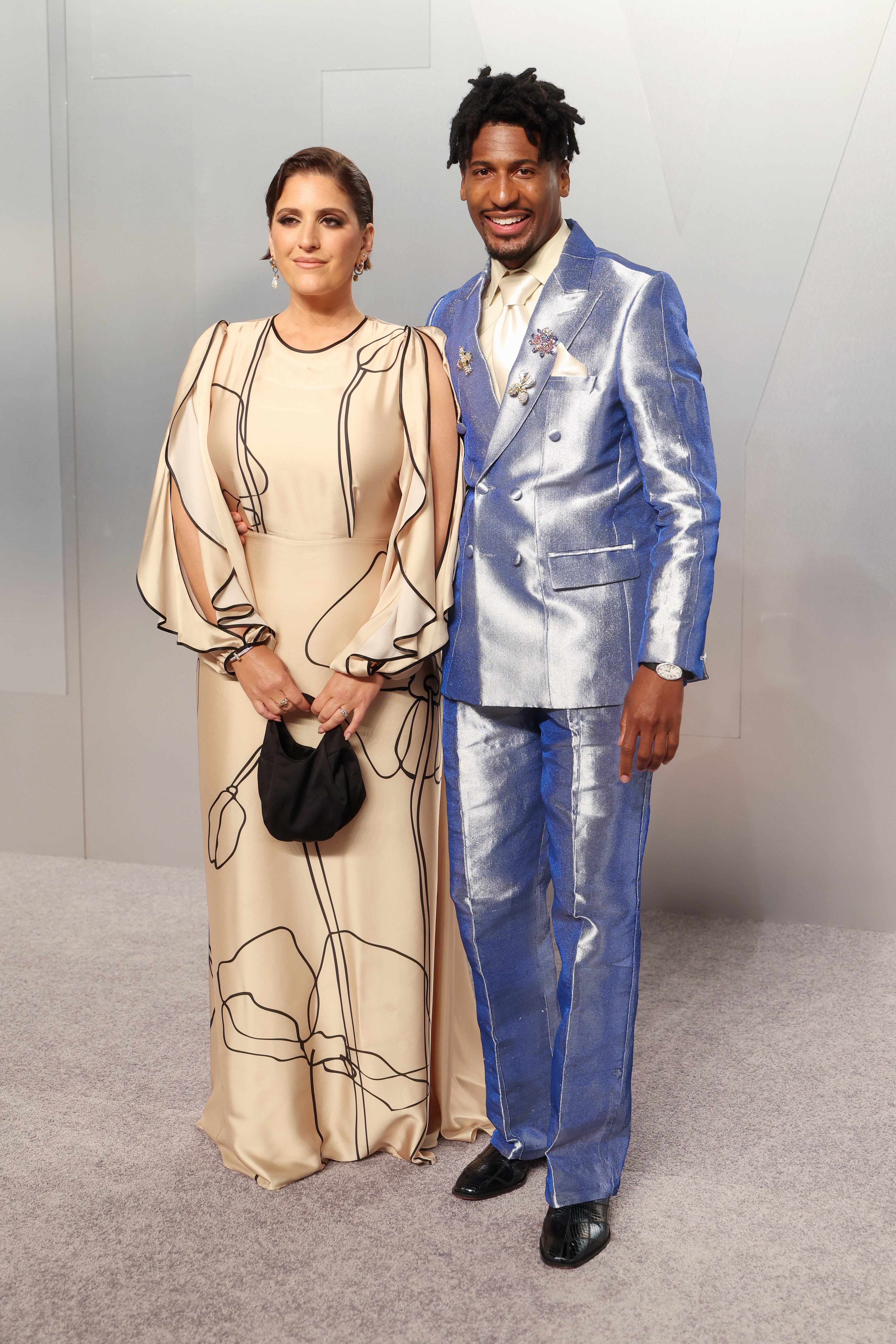 Jon Batiste es otro de los músicos que ha posado en pareja, lo ha hecho luciendo un llamativo traje azul cielo satinado más brillante que el vestido de su mujer, bastante más discreto.