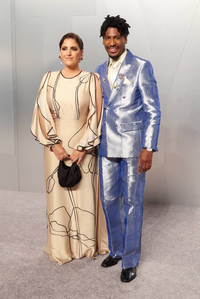 Jon Batiste es otro de los músicos que ha posado en pareja, lo ha hecho luciendo un llamativo traje azul cielo satinado más brillante que el vestido de su mujer, bastante más discreto.