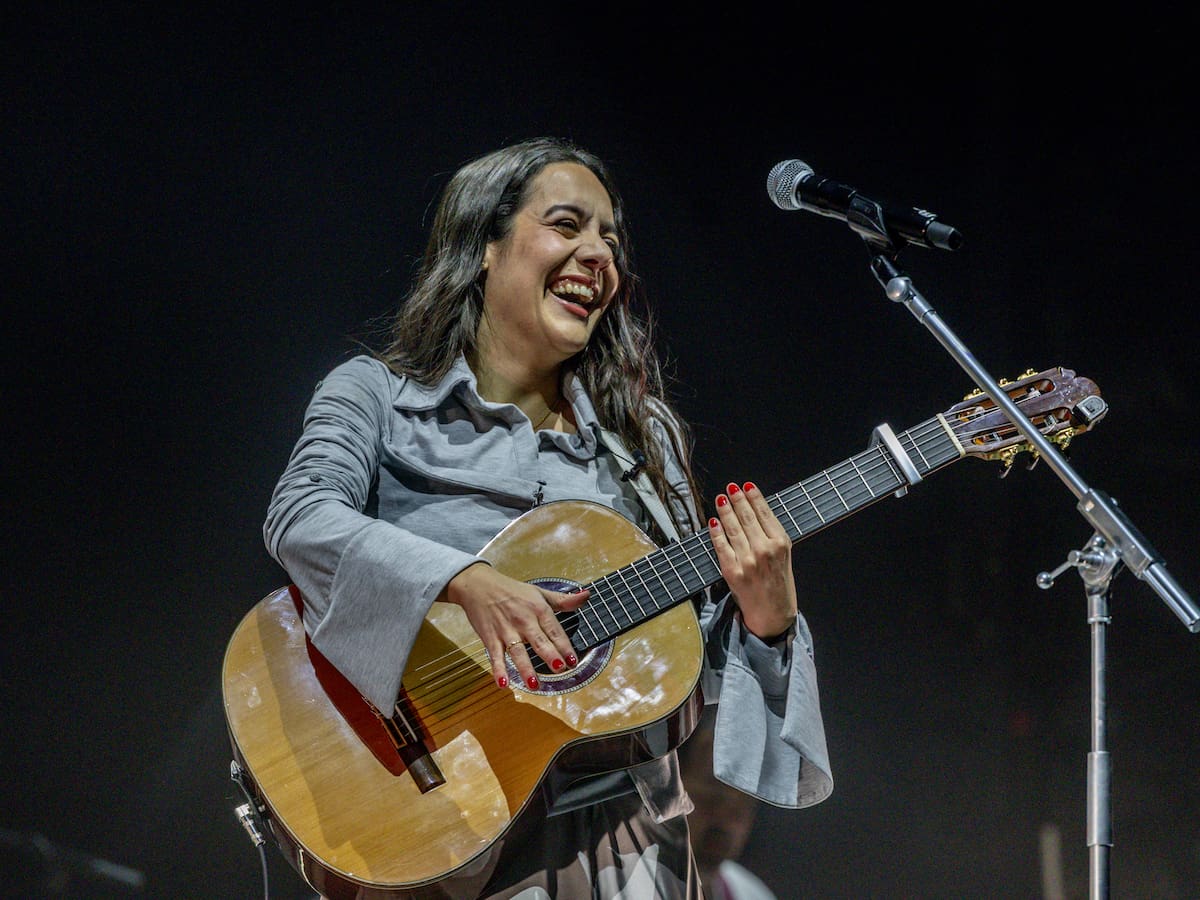 Así suena la versión de ‘El universo sobre mí' de Eva Amaral junto a Valeria Castro en uno de sus conciertos más especiales