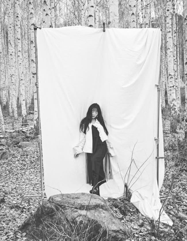 Taeyeon, del grupo Girls' Generation, después de tender una sábana en el bosque.