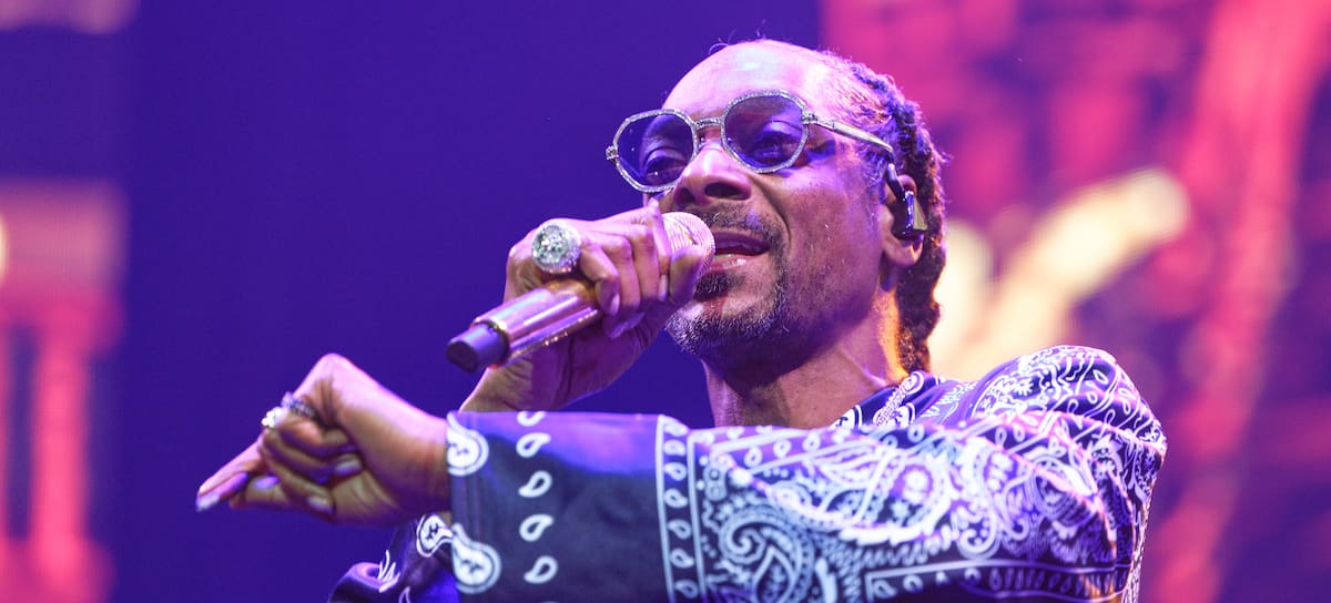 El rapero Snoop Dogg actuando en directo.