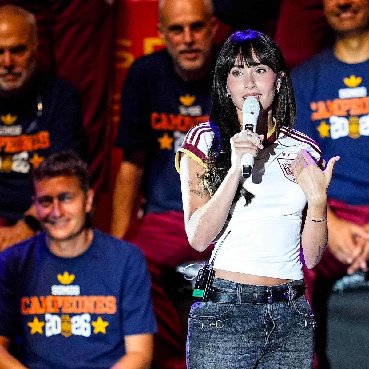 Aitana canta 'Superestrella', luce la segunda estrella de campeones en el pecho y levanta la Copa del Mundo