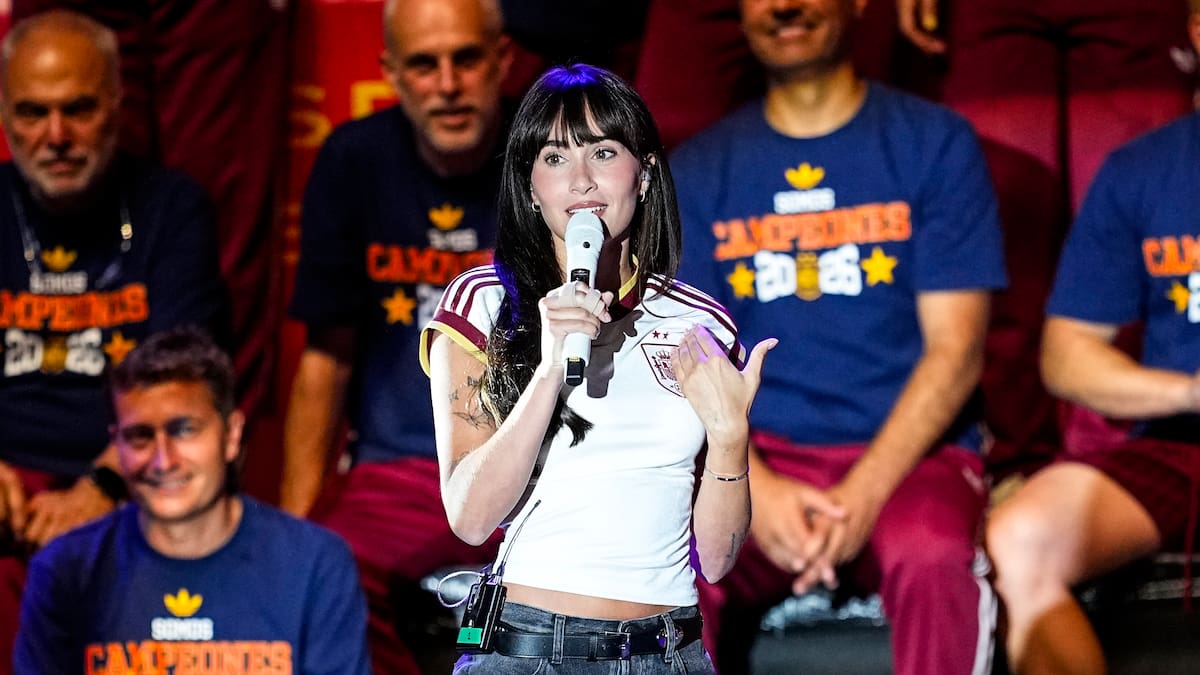 Aitana canta 'Superestrella', luce la segunda estrella de campeones en el pecho y levanta la Copa del Mundo