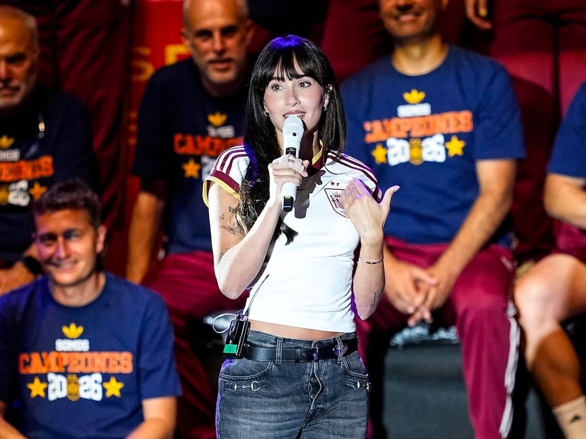 Aitana canta 'Superestrella', luce la segunda estrella de campeones en el pecho y levanta la Copa del Mundo