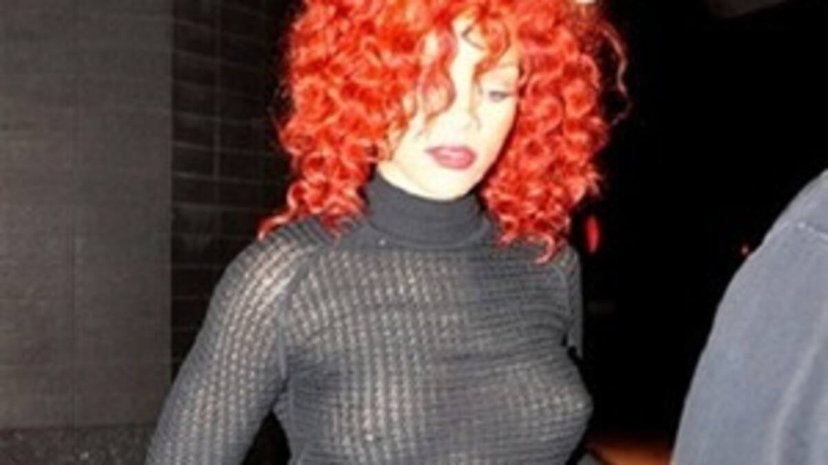 Rihanna muestra su piercing en el pezón
