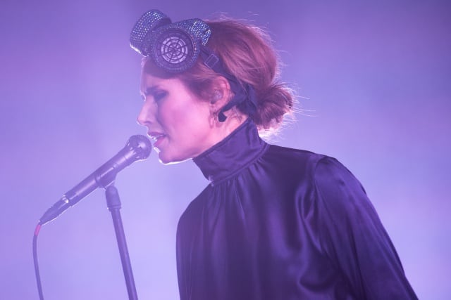 Nina Persson de The Cardigans, durante una actuación en el O2 Academy en Glasgow en diciembre de 2018.