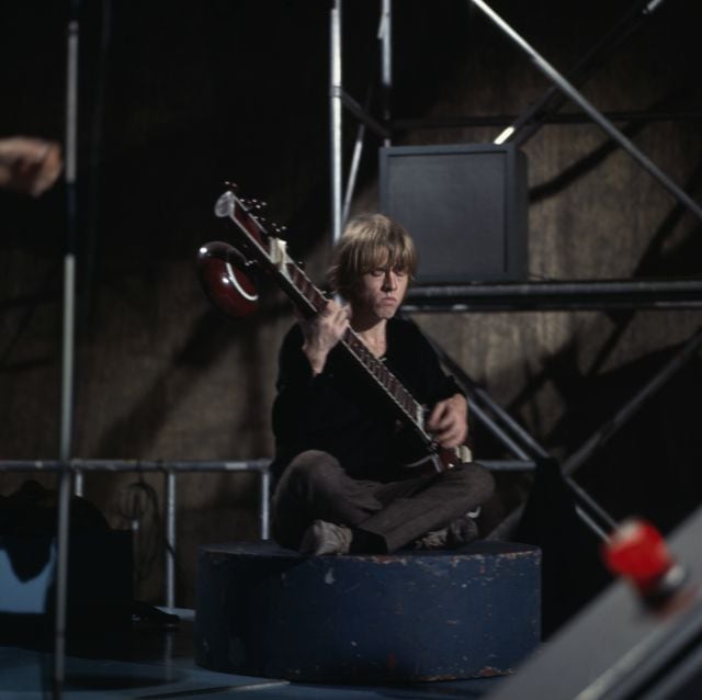 Brian Jones, multiinstrumentista de The Rolling Stones, tocando el sitar en la presentación de &#039;Paint It Black&#039; en Londres en 1966.