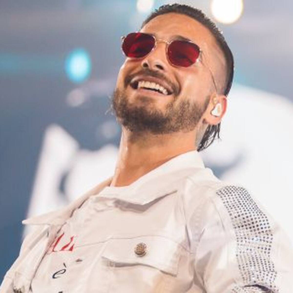El beso de Maluma a una participante de un programa de TV