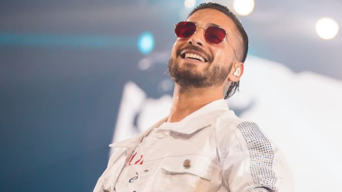 El beso de Maluma a una participante de un programa de TV