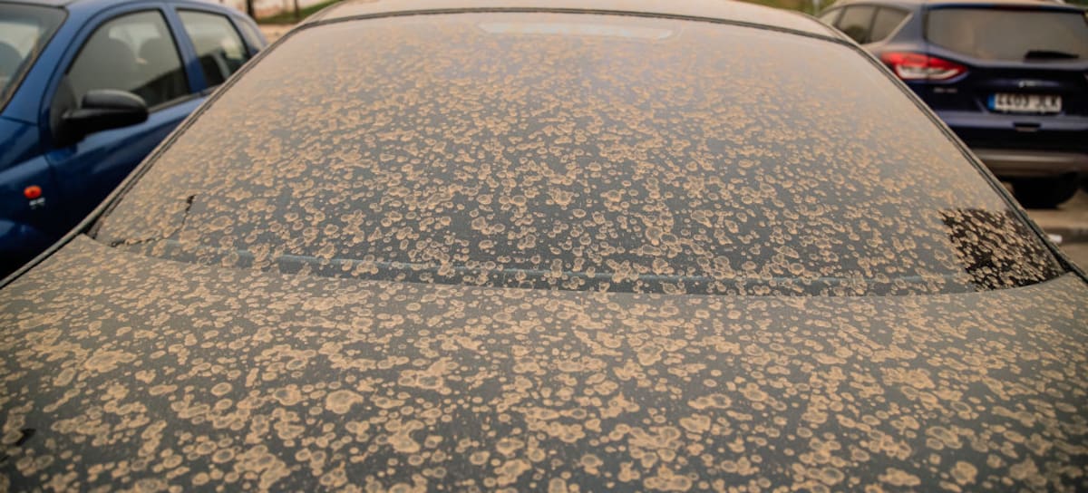 Un coche cubierto de polvo sahariano en Madrid.