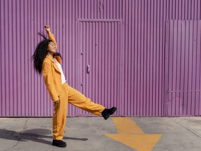 Una joven pasando el rato.