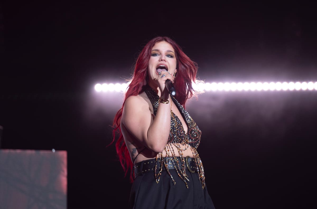 La solista luego regresó al escenario junto a La La Love You para interpretar El principio de algo