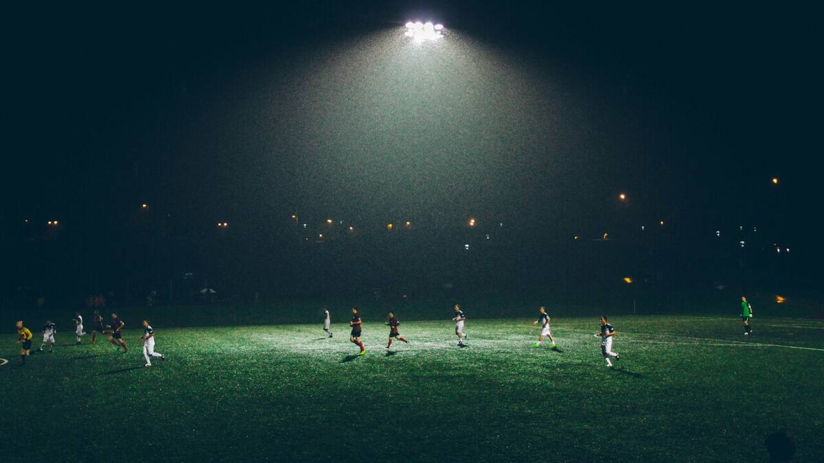 ¿Cuál es el impacto de la posesión en el fútbol, hockey sobre hielo y baloncesto?