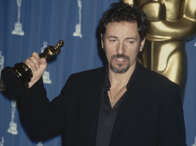 Bruce Springsteen con su premio Oscar en 1993.