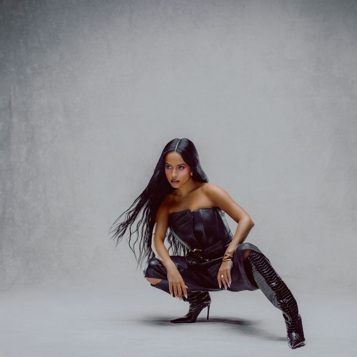 Becky G se convierte en la 'Patrona' para anunciar su nuevo disco, 'Baraja Bendita'